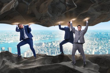 Baskı altında taşı destekleyen iş adamı