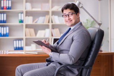 Ofiste çalışan genç bir işadamı.