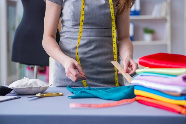 Жінка кравець працює на одязі шиття швейних виробів вимірювання фа — стокове фото