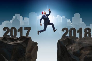 2017 'den 2018' e atlayan Noel Baba şapkalı bir iş adamı.