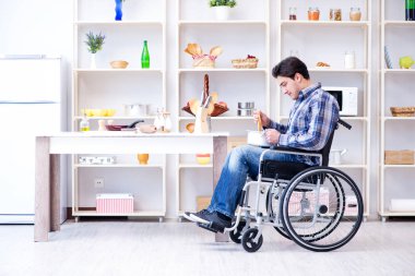 Engelli adam mutfakta çorba hazırlıyor.