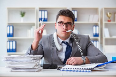 İşadamı ofisinde sigara içiyor.