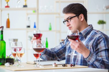 Profesyonel şarap garsonu kırmızı şarap tadıyor.