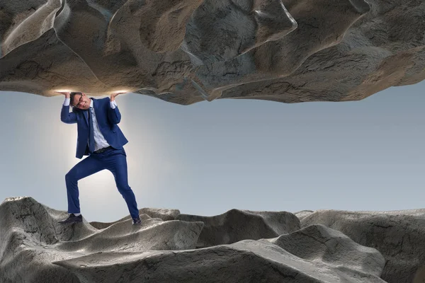 Baskı altında taşı destekleyen iş adamı