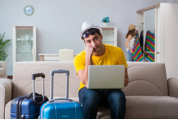 Ung familj förbereder sig för resa semester — Stockfoto