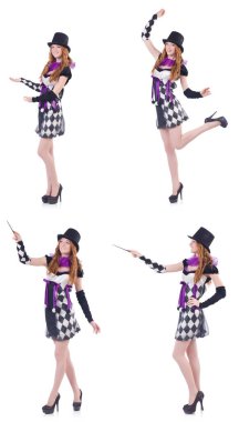 Beyaz soytarı kostümü giymiş bir kız.