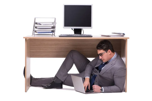 Бизнесмен, прячущийся в офисе — стоковое фото
