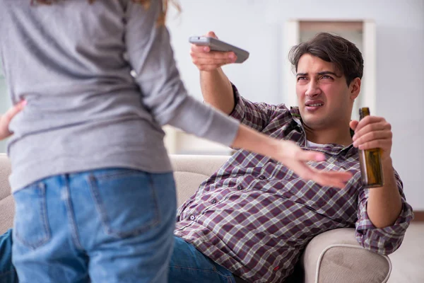 Trinkproblem betrunkener Mann in einer jungen Familie — Stockfoto