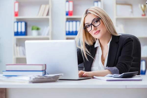 Empresária trabalhando no laptop na mesa no escritório — Fotografia de Stock