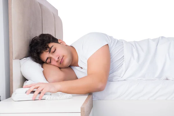 Man in bed die lijdt aan slapeloosheid — Stockfoto