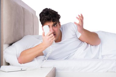 Yatakta uykusuzluk çeken bir adam.