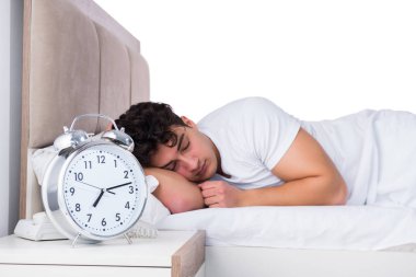 Yatakta uykusuzluk çeken bir adam.