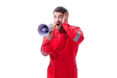 Beyaz sırtında megafon olan genç bir tamirci.