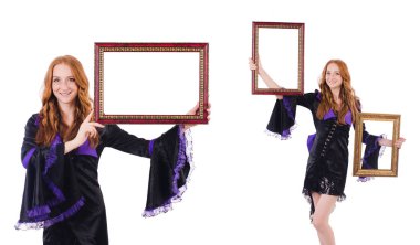 Beyaz çerçeveli bir kadın.