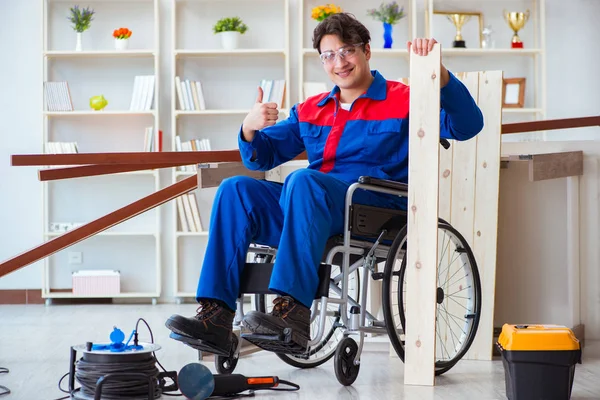 Carpintero discapacitado trabajando en taller — Foto de Stock