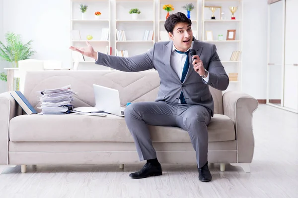 Ofiste kutlama yapan sarhoş iş adamı.