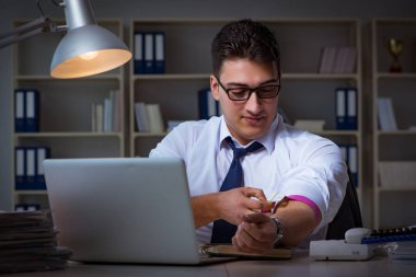 İşadamı uyuşturucudan geç saatlere kadar ofiste kalıyor.