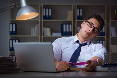 İşadamı uyuşturucudan geç saatlere kadar ofiste kalıyor.