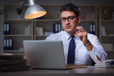 Stres altındaki iş adamı ofiste sigara içiyor