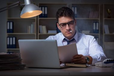 Stres altındaki iş adamı ofiste sigara içiyor