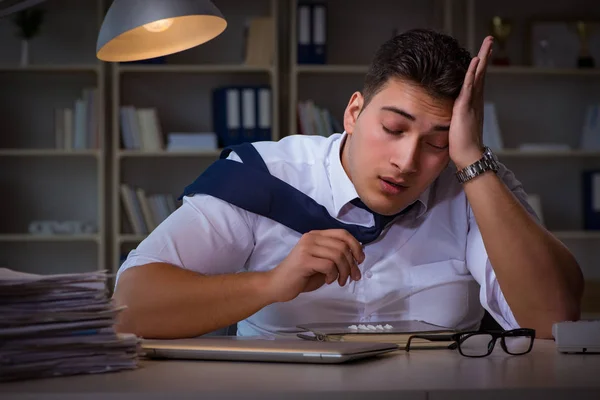 Homme d'affaires rester tard au bureau pour la drogue — Photo