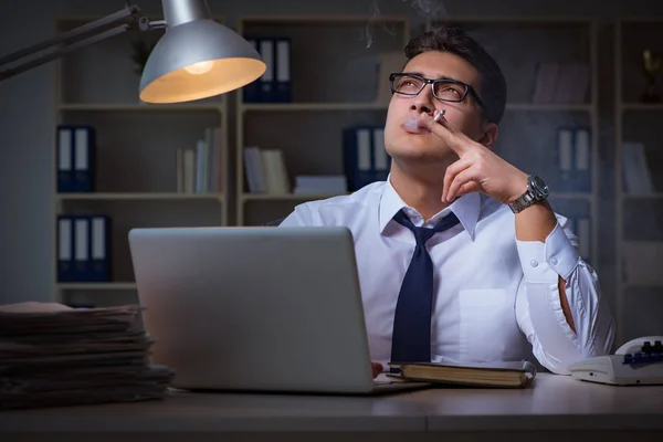 Homme d'affaires sous stress fumeur au bureau — Photo