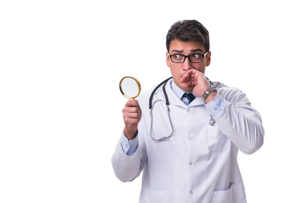 Giovane medico di sesso maschile con una lente di ingrandimento cercando isolato su wh — Foto Stock