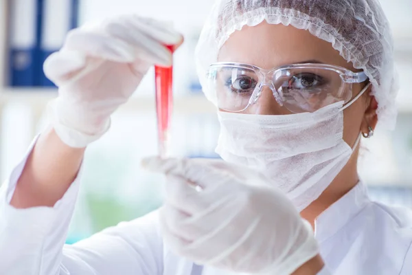 Vrouwelijke wetenschapper onderzoeker voert een experiment uit in een laboratorium — Stockfoto