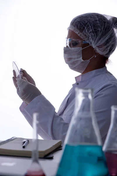 Vrouwelijke wetenschapper onderzoeker voert een experiment uit in een laboratorium — Stockfoto