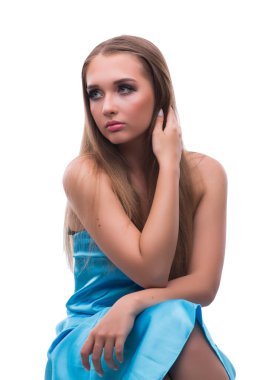 Makyajlı, güzel, genç bir kadın model.