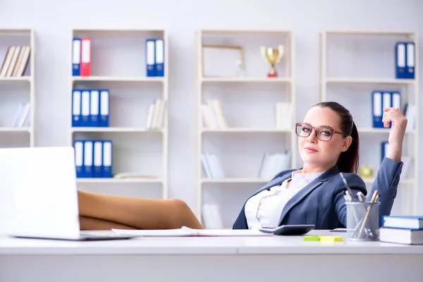 Zakenvrouw werkzaam in het kantoor aan de balie — Stockfoto