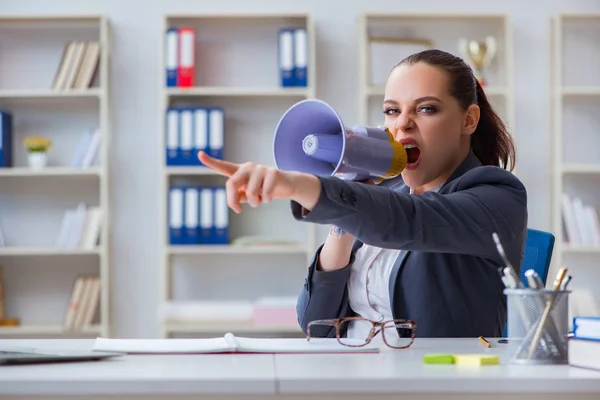 Wütende Geschäftsfrau schreit mit Lautsprecher im Büro — Stockfoto