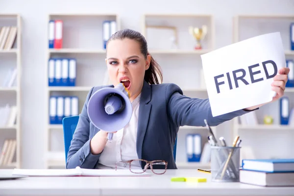 Donna d'affari arrabbiata che emette un avviso di licenziamento — Foto Stock