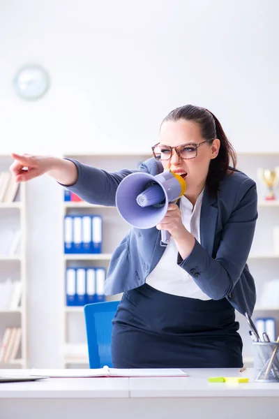 Mulher de negócios irritada gritando com alto-falante no escritório — Fotografia de Stock