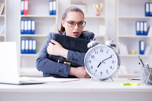 Empresária no conceito de gestão do tempo — Fotografia de Stock