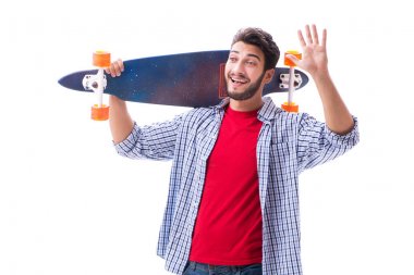 Beyaz kaykaylı genç bir kaykaycı.