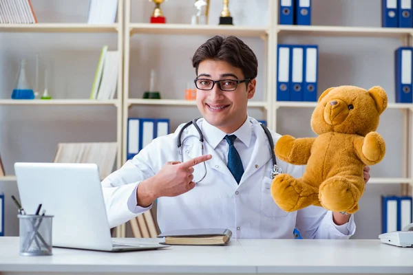 Médecin vétérinaire pédiatre tenant un examen dans le off — Photo