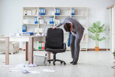 İş adamı işte ara verirken eğleniyor.