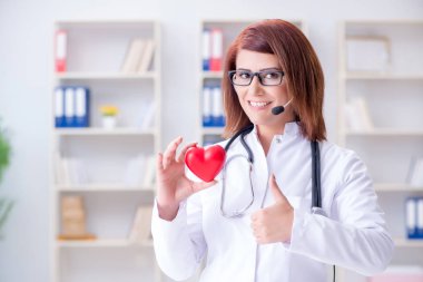 Teletıp tıp konseptinde kalp doktoru.