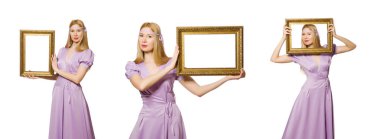 Beyaz çerçeveli bir kadın.