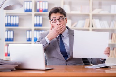 Ofisteki işadamı elinde boş bir mesaj panosu tutuyor.