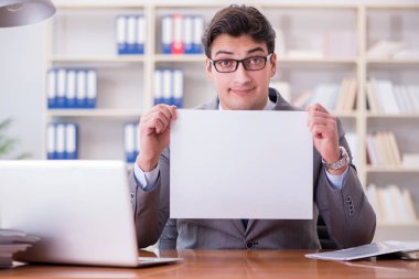 Ofisteki işadamı elinde boş bir mesaj panosu tutuyor.