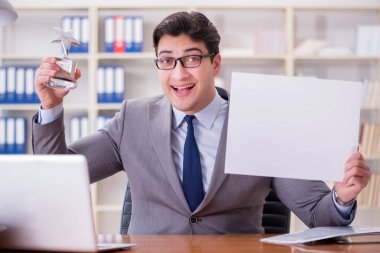 Ofisteki işadamı elinde boş bir mesaj panosu tutuyor.