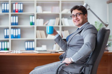 Ofiste çalışan genç bir işadamı.