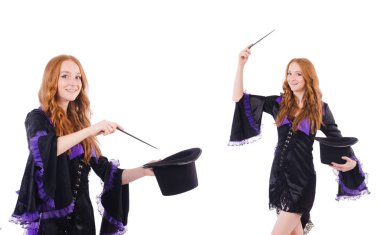 Kadın sihirbaz beyazların arasında.