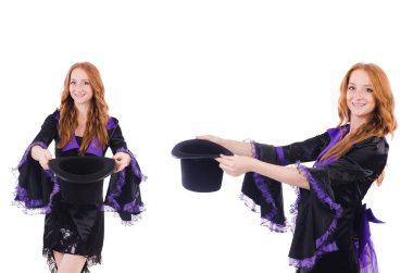 Kadın sihirbaz beyazların arasında.