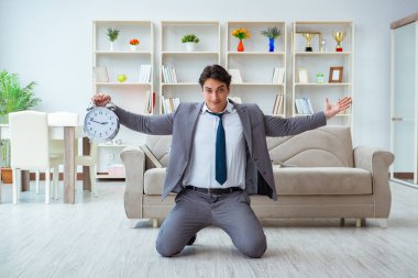 İş adamı teslim tarihine yetiştiği için mutlu