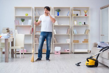 Adam evi temizliyor.