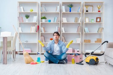 Adam evi temizliyor.