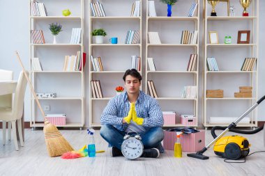 Adam evi temizliyor.